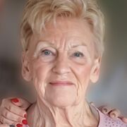 Esther MANIET